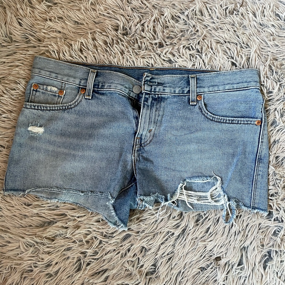 Levi’s Distressed Hem Short